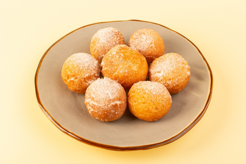 front-closed-up-view-sugar-powdered-cakes-round-sweet-baked-delicious-little-cakes-inside-round-platform_140725-18015