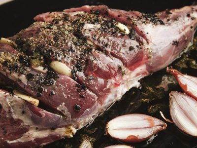 close-up-detail-viande-jambe-agneau-islandaise-precuite-epices-herbes_346278-502