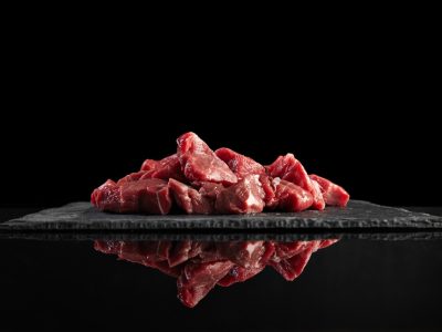 pieces-raw-fresh-meat-isolated-black-stone-board-mirrored-side-view_346278-817 - Copie